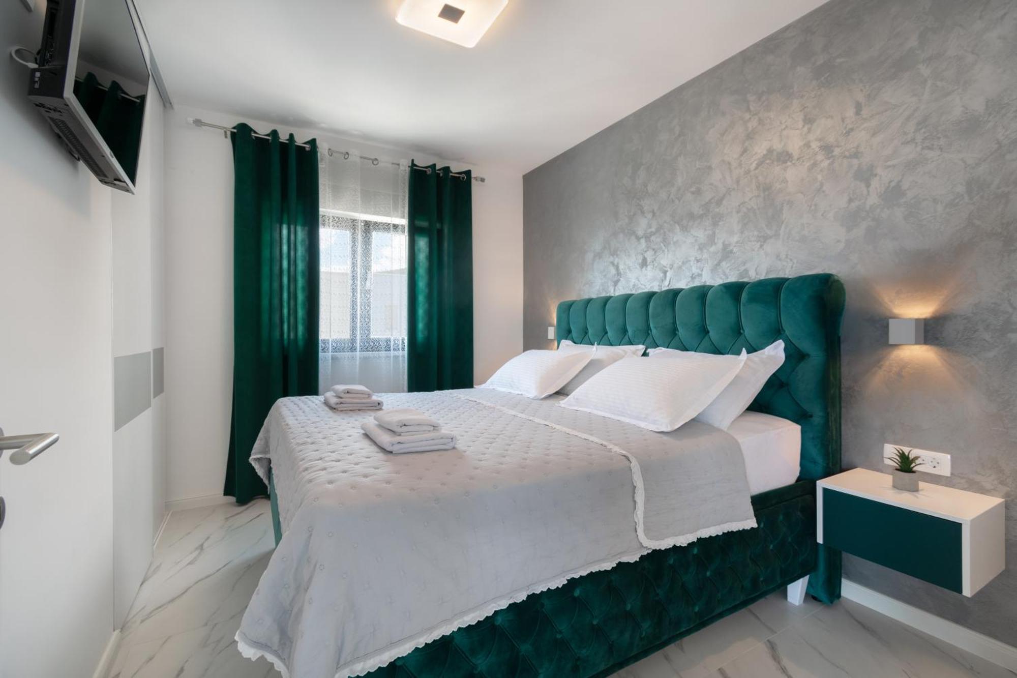 Lux Penthouse Panoramic View With Jacuzzi Apartment Makarska Exterior photo